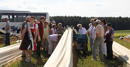 Spargelausflug aufs Feld (&copy;Foto: Martin Schmitz)